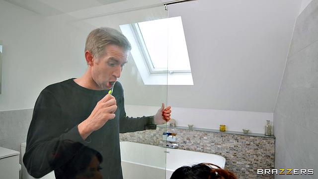 Дэнни Д заходит в душ и ловит соблазнительную Asia на горячем