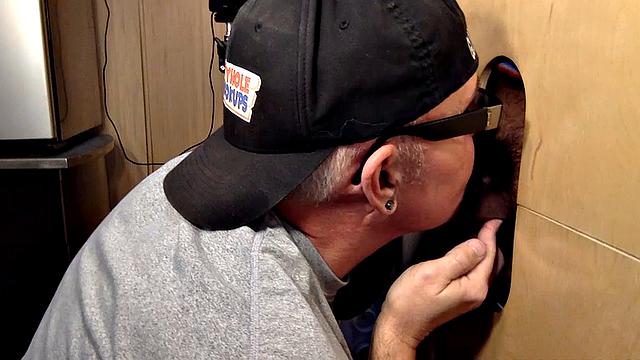 Крупный парень жестко трахает в жопу