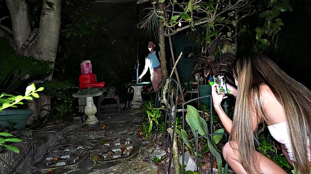 отчим жарит свою похотливую падчерицу на улице