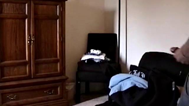 Гей-юнчак Маршал дрочит и кончает на камеру для тебя.