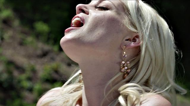 Facesitting bikini babe licked and fingered in outdoor action