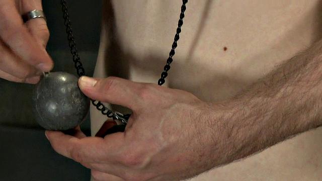 горячий мастер издевается над сосками брюнетки в жёстком бдсм
