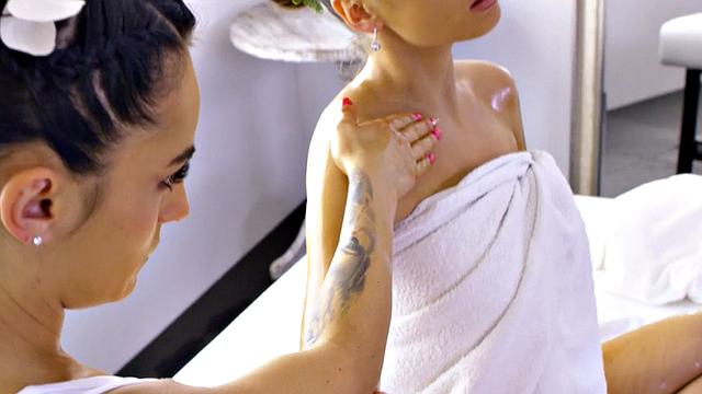 Les oiled babes with big boobs lick pussy on massage