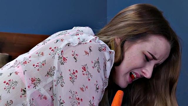 Брюнетка в маске жестко шпилит задницу морковкой