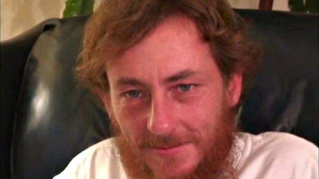 Фрэнки дрочит рабочим крепкие члены и ловит их мощные кончи