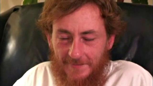 Фрэнки дрочит рабочим крепкие члены и ловит их мощные кончи