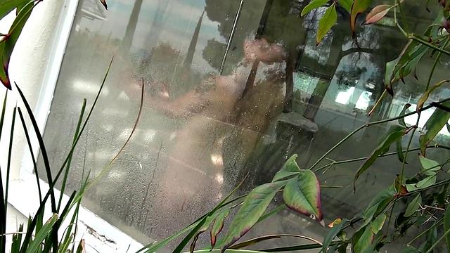 блондинка нимфоманка сосет и трахается на кухне