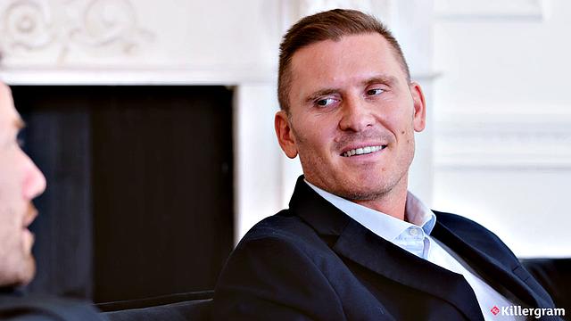 Люси Харт жёстко трахают в двойном проникновении двумя здоровыми членами от Фредди Флаваса и Марка Роуза, кончают ей на лицо.