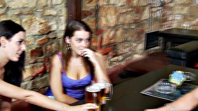 две властные девки трахают его в жопу страпоном втроём