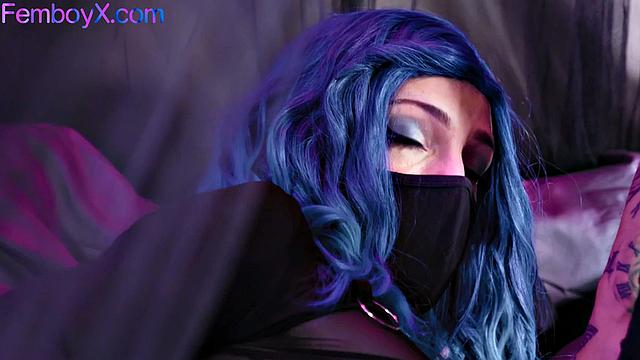 татуированный парень трахает маскированного эмо-фембоя в жопу