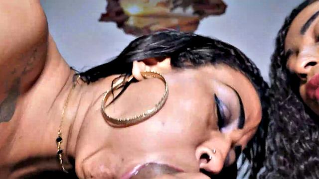 смотри, как амайя такаё и ариэла ферраз берут в рот огромный черный член