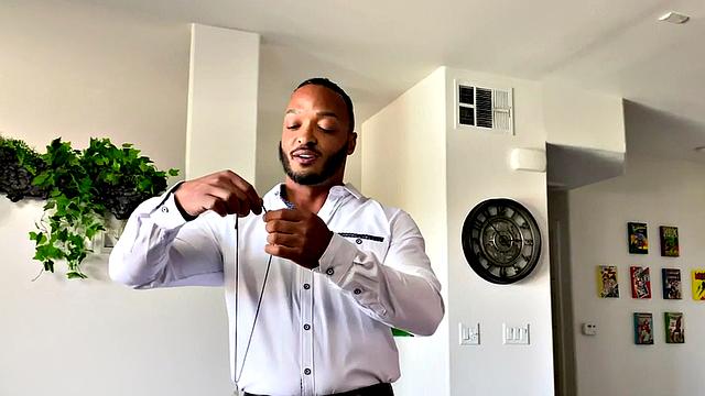 жаркий жопастый парень ловит черный хуй в упор без гондона