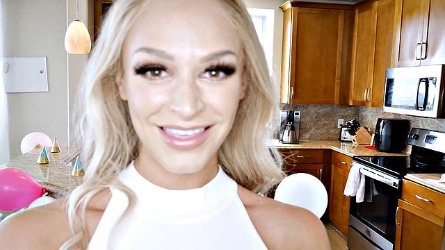 эмма балдеет от подарка и выпрашивает повторный день рождения в постели