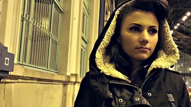 Brunette Caprice Sucks Like a Star