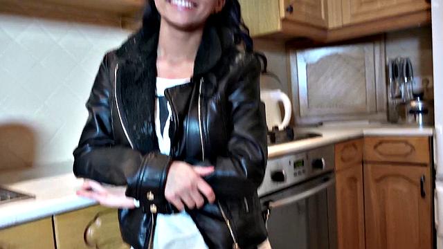 Brunette Caprice Sucks Like a Star