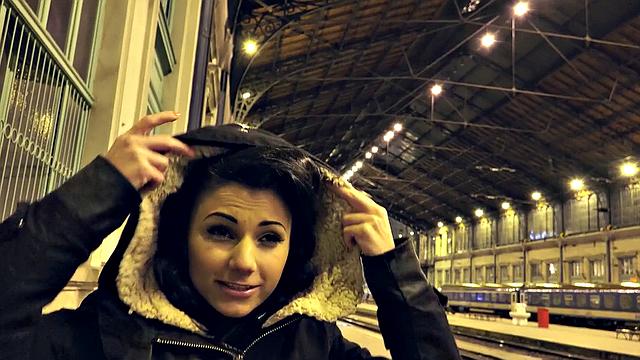 Brunette Caprice Sucks Like a Star