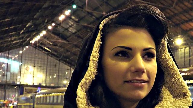 Brunette Caprice Sucks Like a Star