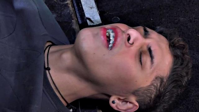 Dominant gaydaddy fucks deepthroating twink