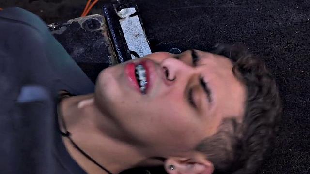 Dominant gaydaddy fucks deepthroating twink