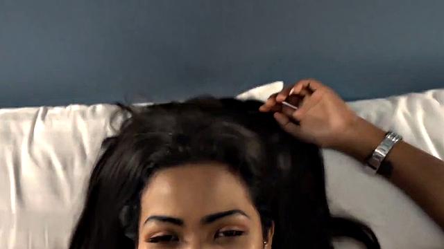 Татуированная тайка отсасывает белому парню