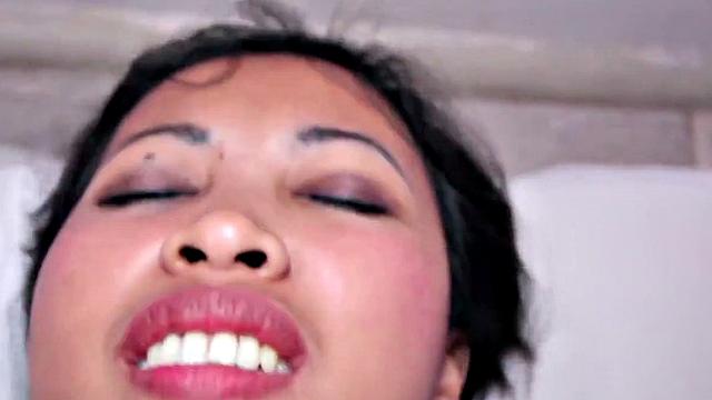 Смотри, как филиппинка трахается с иностранцем и ловит сперму в киску
