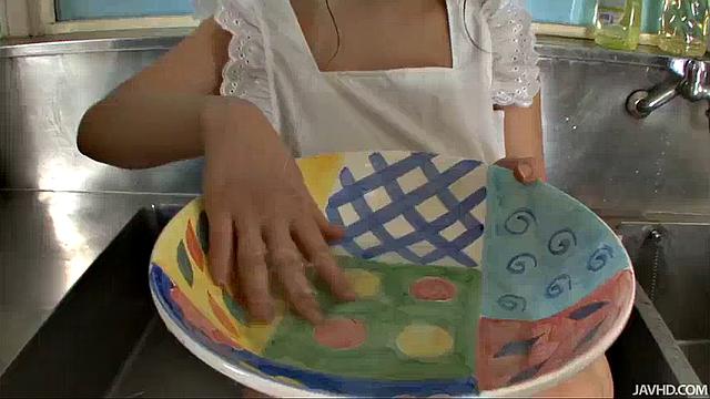 Aoi Mizumori устраивает жесткий титфак на кухне