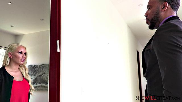 Пока Кензи Тейлор показывает дом клиенту с деньгами, забывает про мужа и получает чёрный бонус в вагину.