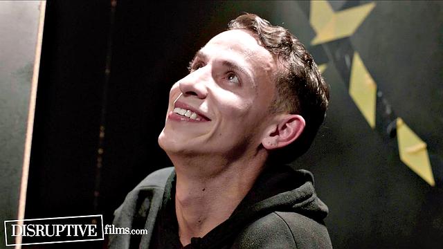 Уборщик гей-клуба находит потайную дырку для секса