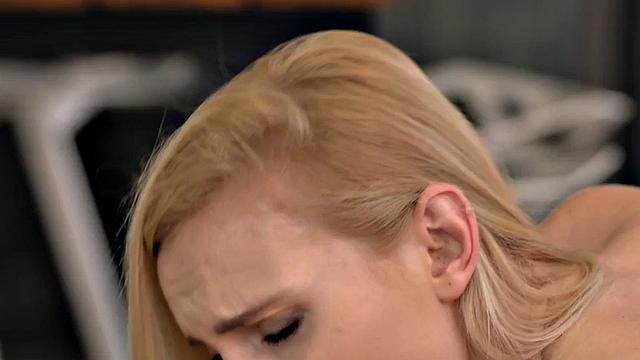 Татуированная лесбиянка в страстном тройничке - ласки языком и пальцами