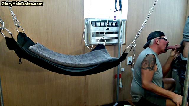 Татуированный папаша с усами качается в слинге и шутит про возраст