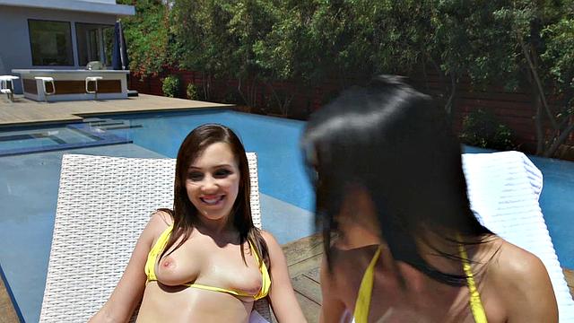 Brunette bombshell in bikini scissor-licks pussy outdoor poolside
