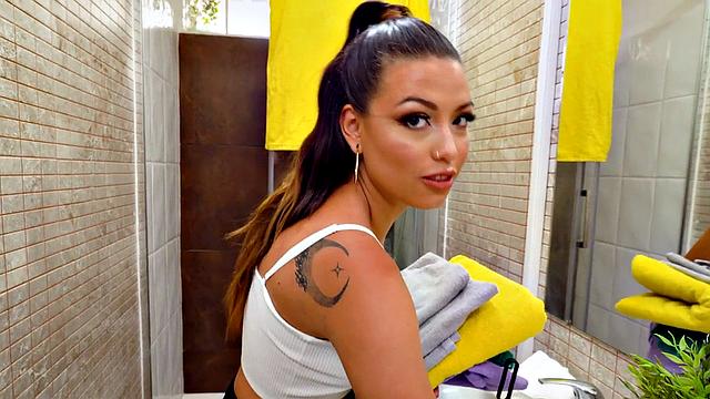 развратная горничная скачет на здоровом хуе на улице