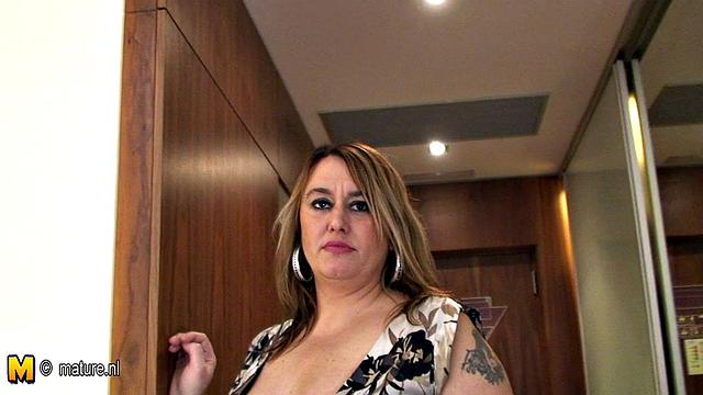 зрелая с огромными сиськами отчаянно хочет жёсткого трахa