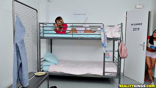 Rebecca Volpetti и Mai Thai выясняют, кто главная в страстной лесбийской схватке на кровати