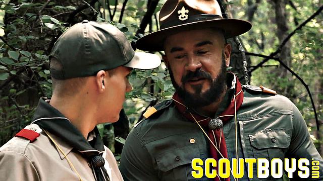 мускулистый татуированный парень сосёт в лесу