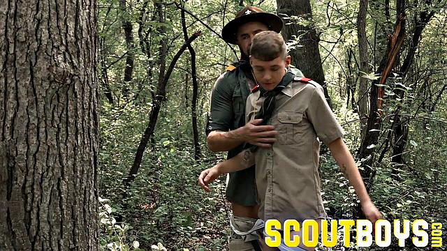 мускулистый татуированный парень сосёт в лесу