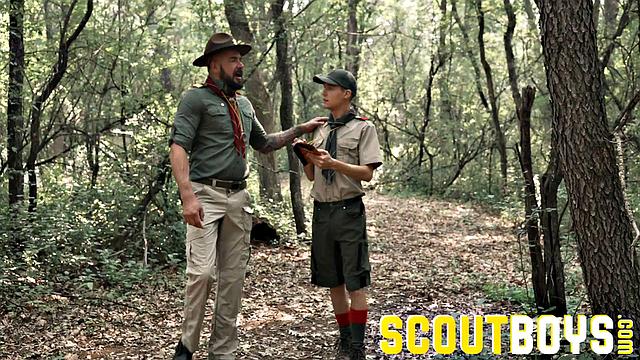 мускулистый татуированный парень сосёт в лесу