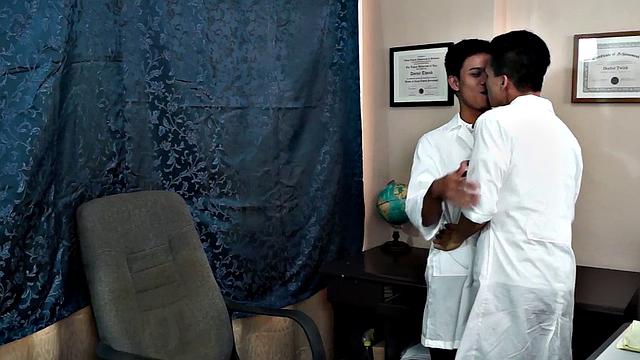 Азиатский врач получает по заднице от коллеги в офисе