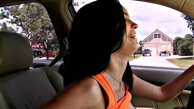 лаетинка с большой грудью жарко скачет и ловит порцию спермы на лицо