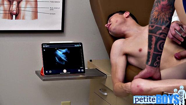 Стройный гей принимает анальный секс от врача в кабинете врача.
