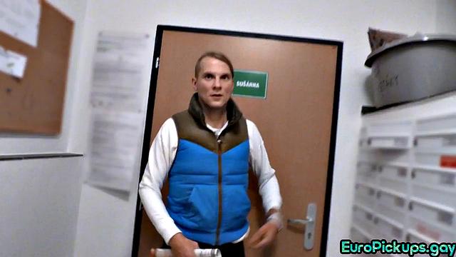 Качок с татуировками скачет на члене после минета, гей POV сцена.