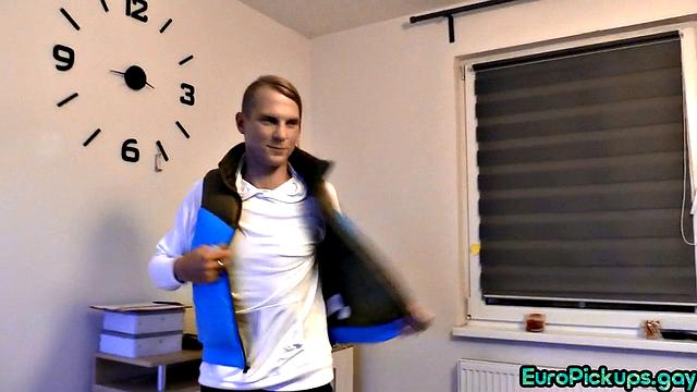 Качок с татуировками скачет на члене после минета, гей POV сцена.