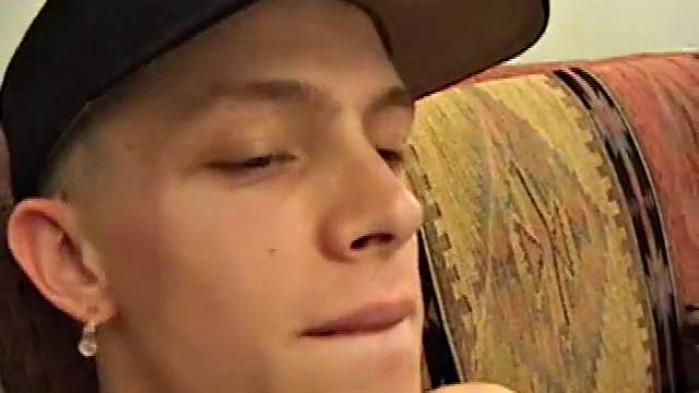 Шейн один дома, его огромный член рвётся наружу перед взрывом