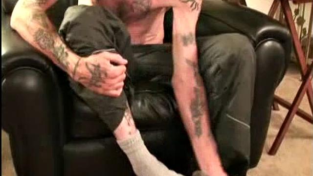 жефф медленно дрочит, накал страсти, сперма брызжет мощно