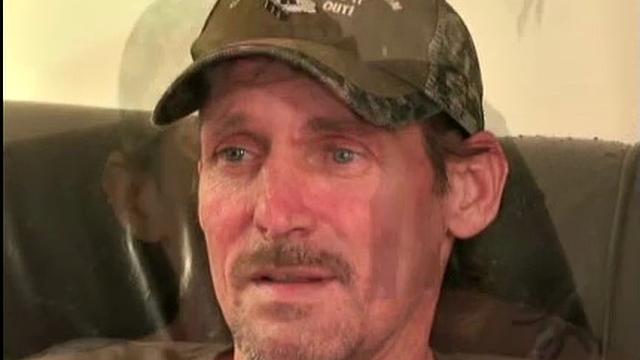 жефф медленно дрочит, накал страсти, сперма брызжет мощно