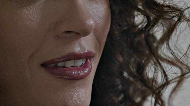 она глубоко сосёт, потом любовник жестко её трахает