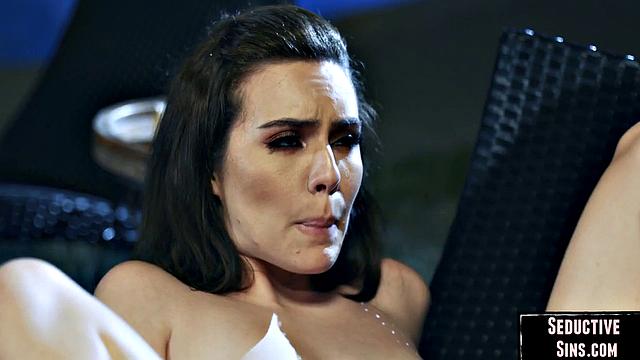 Блондинка с густой киской получает жёсткий трах от своего парня в миссионерке.