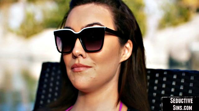 Блондинка с густой киской получает жёсткий трах от своего парня в миссионерке.