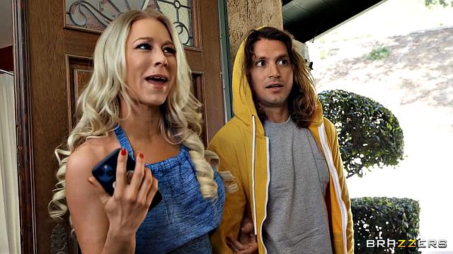 Милф Кэти Морган изменяет с другом падчерицы и зовёт её в групповуху с Джей Ромеро и Зои Синн.