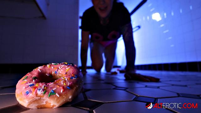 Татуированная Кеннеди Роуз страстно трахается с Аджем Фрешем, когда ее желание берет верх.